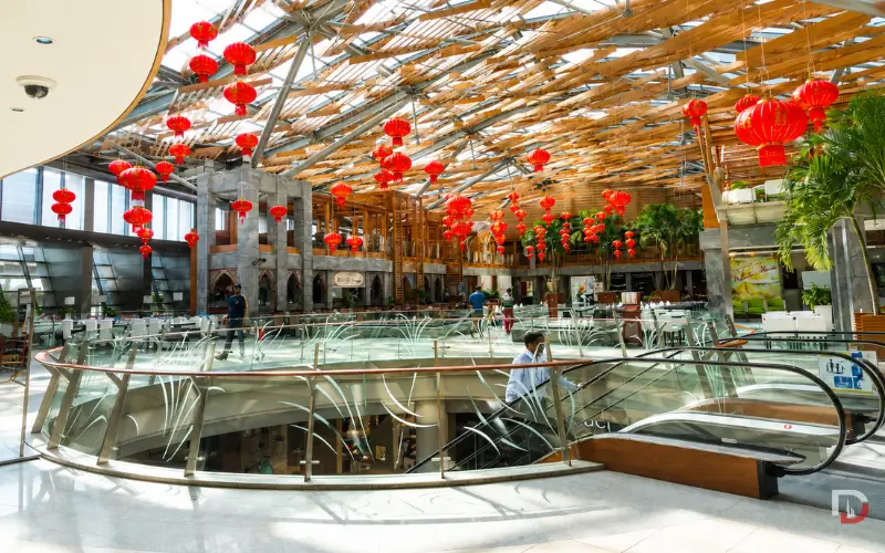 Restaurants & Shopping Near the Station